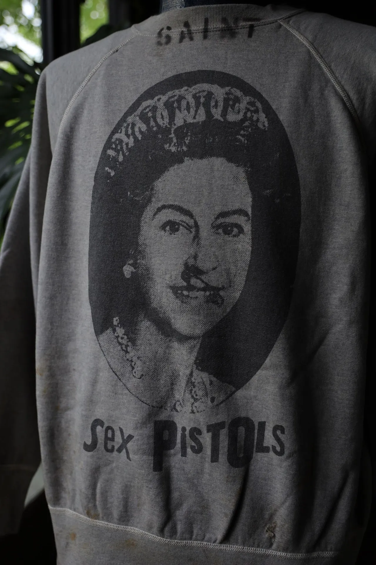SAINT Mxxxxxx x SEX PISTOLS QUEEN SP_CREW SWT/GRAY band co-branded retro sweatshirt Queen's distressed sweatshirt with holes Distressed gray S-XL Retro distressed distressed hole wash treatment Hand-made graffiti treatment Factory four-needle six-thread boneless sewing Correct co-branded collar label/correct fruit label/wash water label/little angel label
